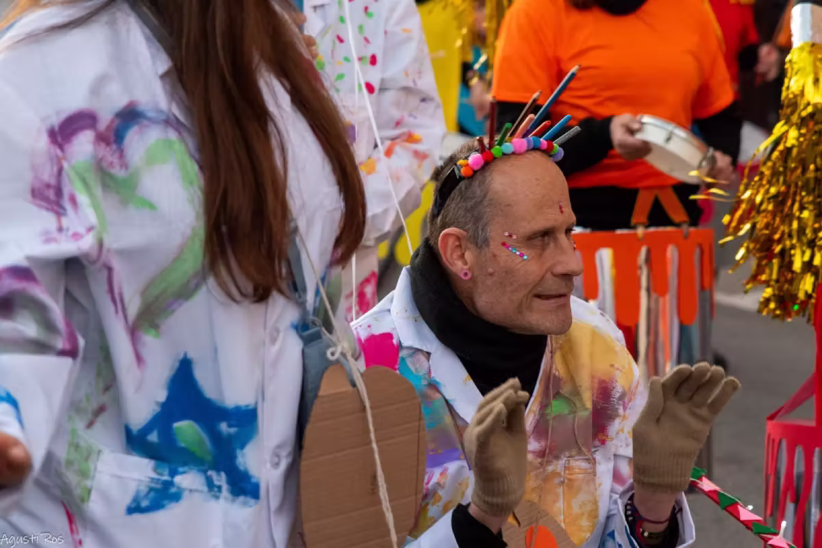 Persona disfrutando de la Rua desde la zona accesible en primera línea