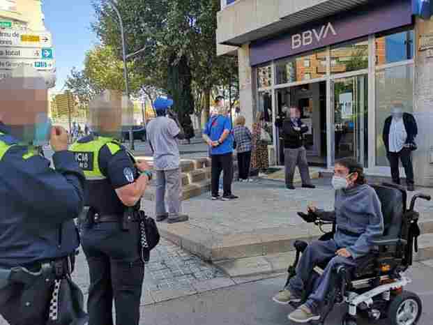 Seguridad impidiendo el paso